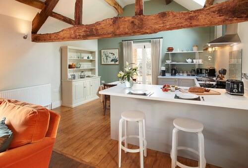 A romantic getaway, with access to the well known Mortimer Walking Trail. 