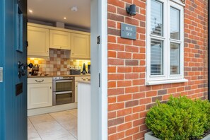Fridge, microwave, dishwasher, coffee/tea maker - Blue Sky, Wells-next-the-Sea, Norfolk (Wells-next-the-Sea)