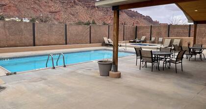 Sunset Moab 3 bedroom 2 bath Vacation Home w seasonal association pool & hot tub