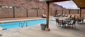 Sunset Moab 3 bedroom 2 bath Vacation Home w seasonal association pool & hot tub