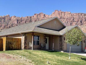 Exterior - Sunset Moab 3 bedroom 2 bath Vacation Home w seasonal association pool & hot tub (Moab)