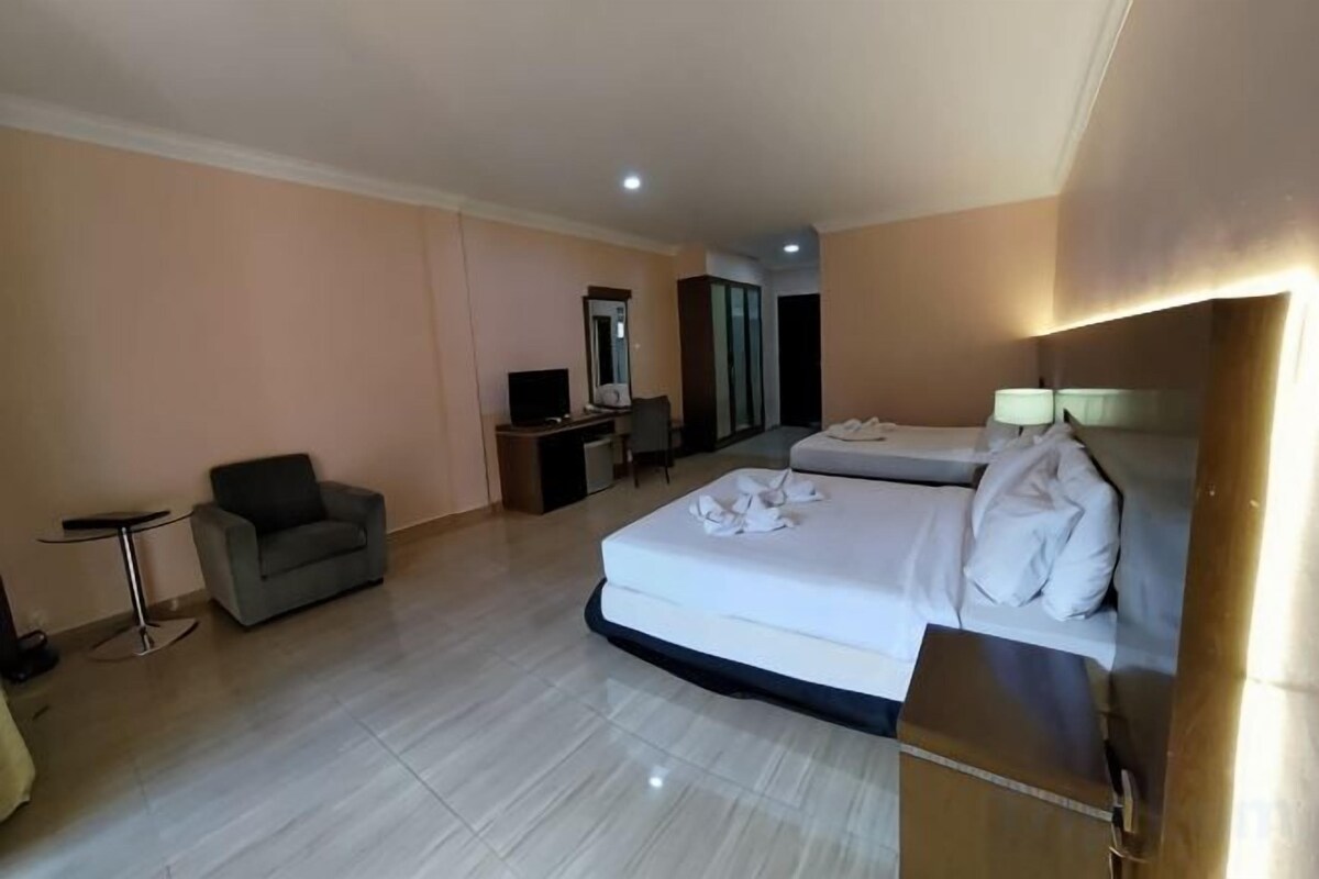 Frigobar, cofres nos quartos, quartos à prova de som