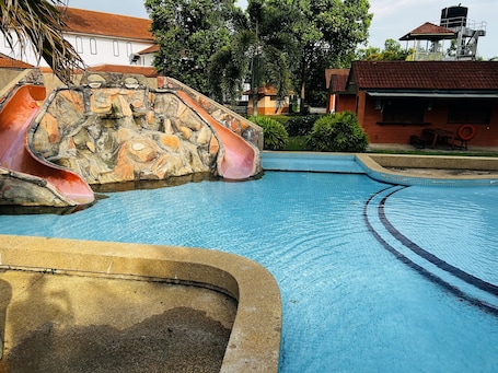 Una piscina al aire libre