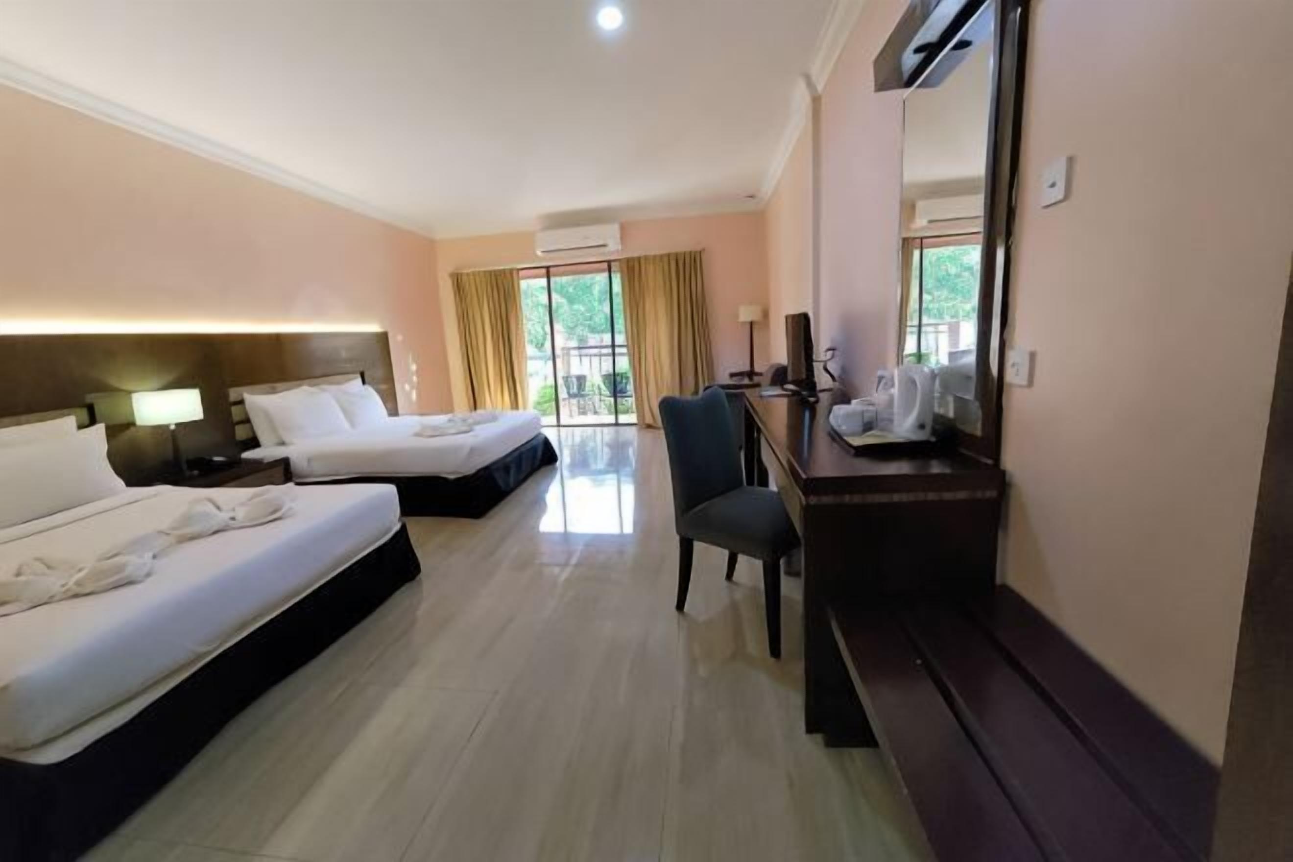 Bar mini, peti besi dalam bilik, kalis bunyi, seterika/papan seterika 