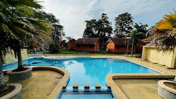 Una piscina al aire libre