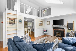 Télévision, cheminée, livres