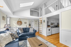 Fernseher, Kamin, Bücher