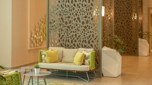 Una sala de estar moderna con un sofá, una mesa de centro y plantas decorativas.