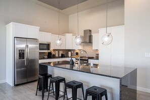 Frigorifero, microonde, forno, piano cottura