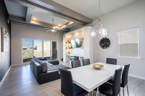 Modern 3 Bedroom House with Upgraded Showers