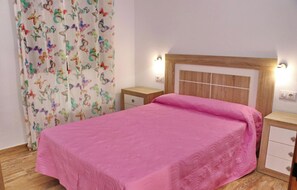 3 habitaciones, tabla de planchar con plancha y ropa de cama 