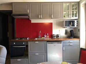 Kjøleskap, mikrobølgeovn, ovn og kokeplater