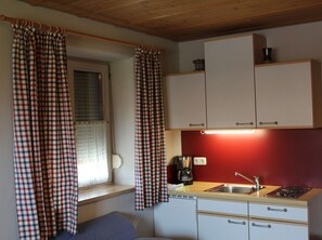 Kühlschrank, Mikrowelle, Herdplatte, Wasserkocher mit Kaffee-/Teezubehör