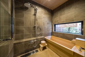 Casa Deluxe | Baño | Tina y regadera independientes y regadera tipo lluvia