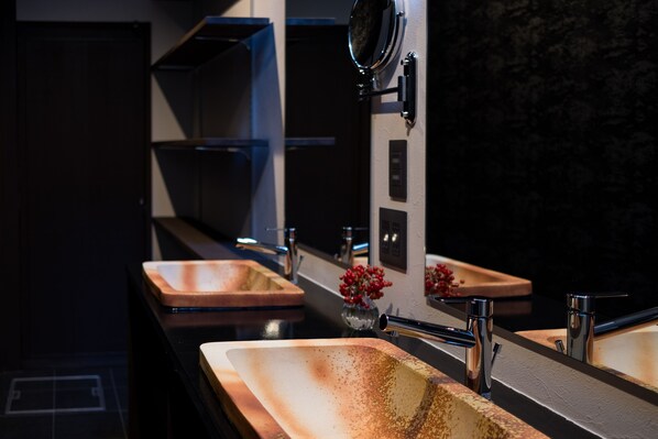 Casa Deluxe | Baño | Tina y regadera independientes y regadera tipo lluvia