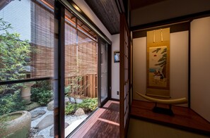 Casa Deluxe | Área de sala de estar | Televisión de pantalla plana de 21 pulgadas con canales por cable