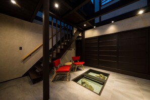 Casa Deluxe | Área de sala de estar | Televisión de pantalla plana de 21 pulgadas con canales por cable 