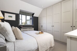 5 bedrooms, desk, iron/ironing board, travel crib