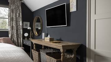 5 chambres, bureau, fer et planche à repasser, lit parapluie