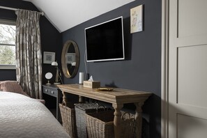 5 bedrooms, desk, iron/ironing board, travel crib - Luxury Detached Cotswold Holiday Home - Honeysuckle House (Ewen, near Cirencester)