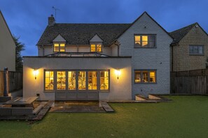 Exterior - Luxury Detached Cotswold Holiday Home - Honeysuckle House (Ewen, near Cirencester)