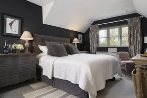 5 sovrum, skrivbord, strykjärn/strykbräda och resesäng