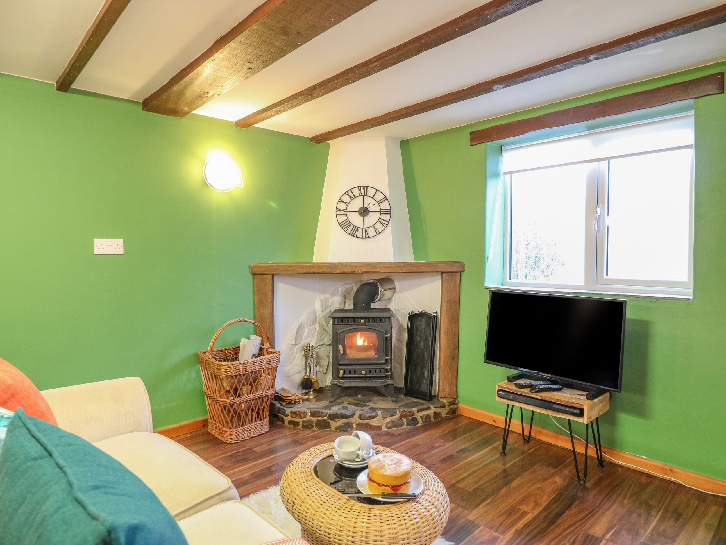 KINGFISHER COTTAGE, pet friendly, with open fire in Bradworthy