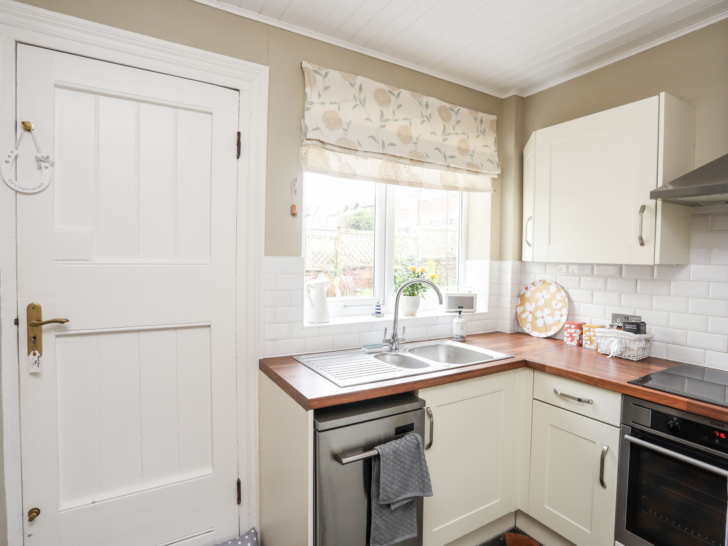 MIN Y DON, pet friendly, with open fire in Conwy