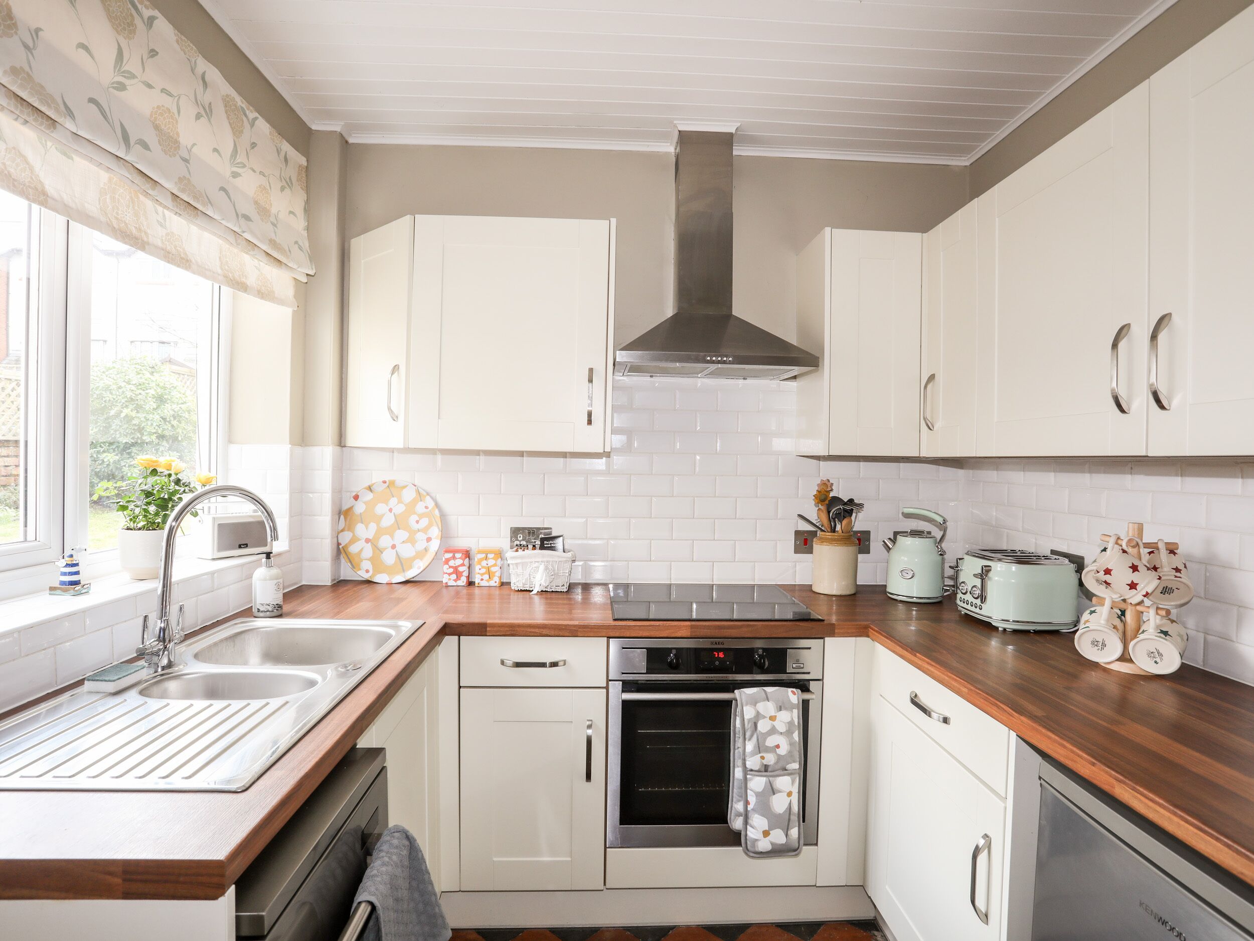 MIN Y DON, pet friendly, with open fire in Conwy