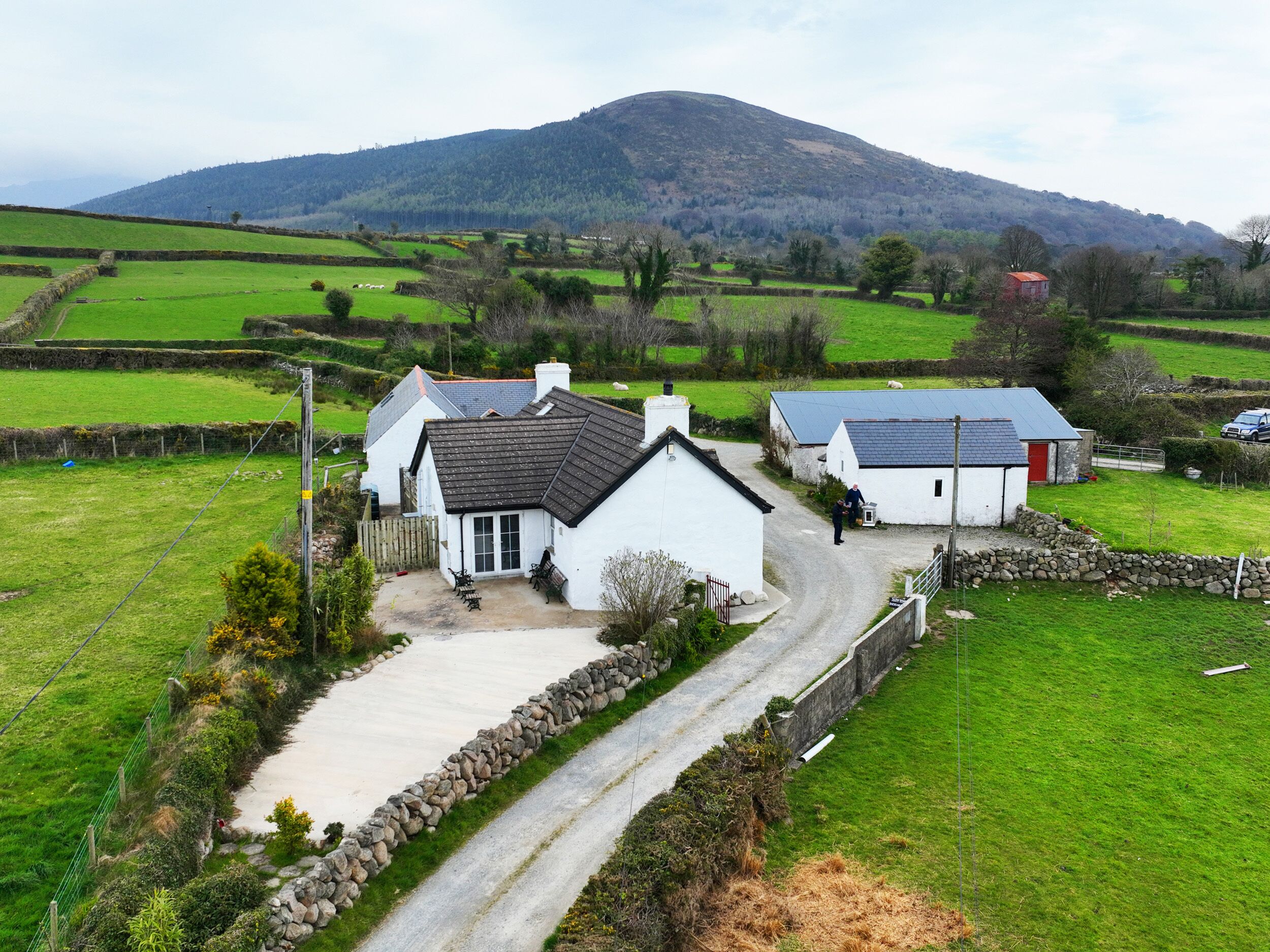CAROL COTTAGE, pet friendly, character holiday cottage in Kilkeel