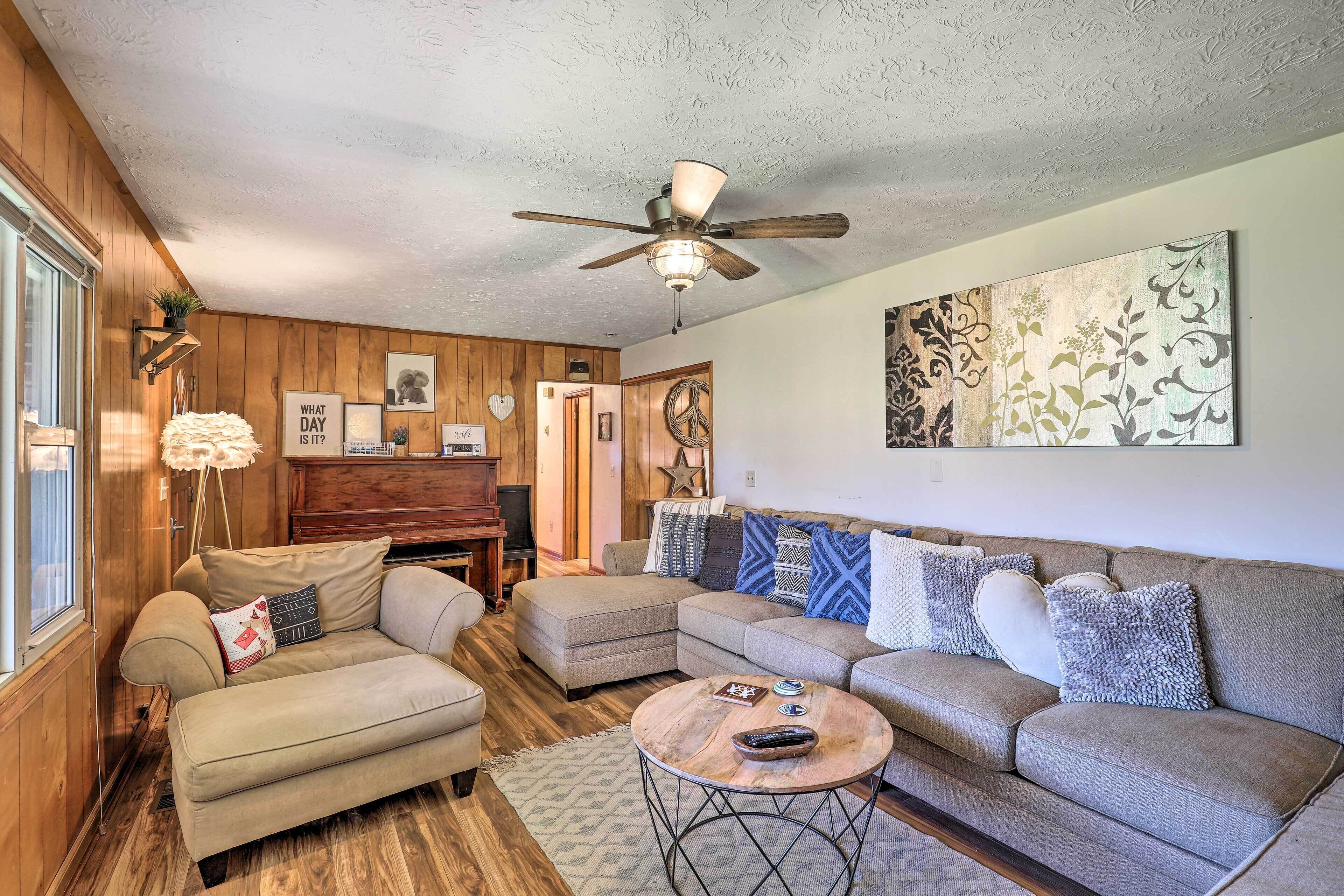 Blue Ridge Mountain Escape w/ Hot Tub, Grill!