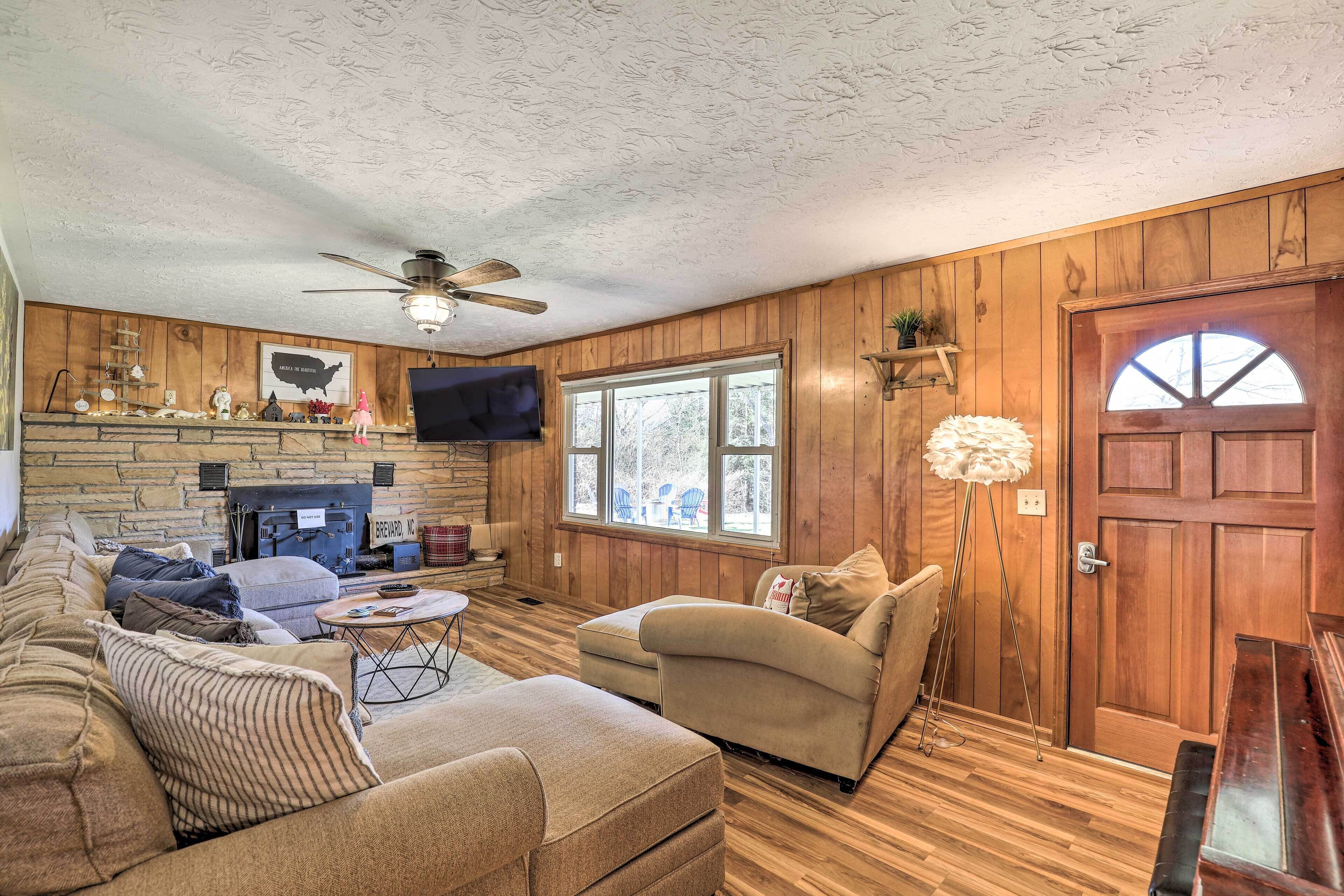 Blue Ridge Mountain Escape w/ Hot Tub, Grill!