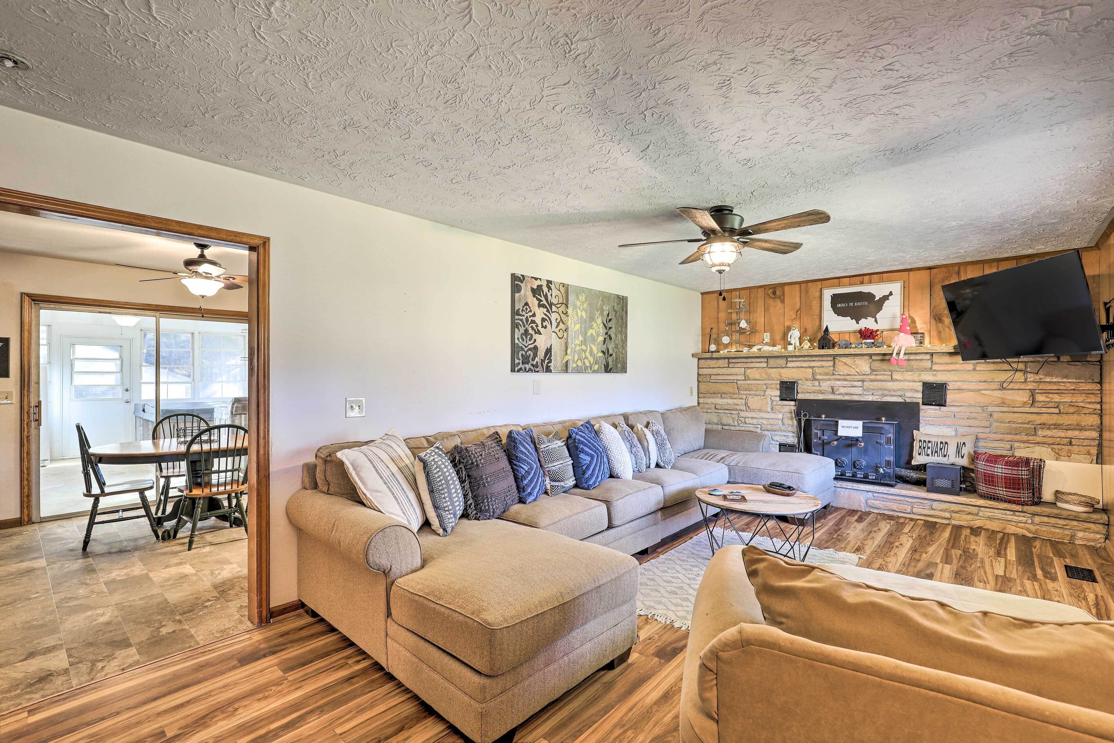 Blue Ridge Mountain Escape w/ Hot Tub, Grill!