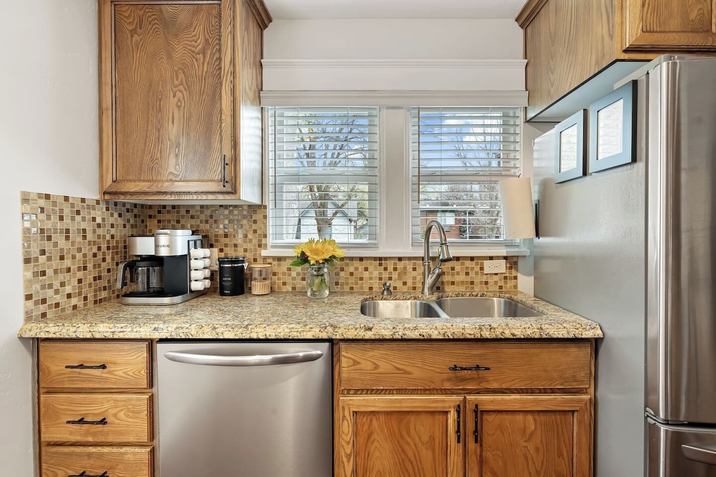 Een koelkast, een magnetron, een oven, een kookplaat