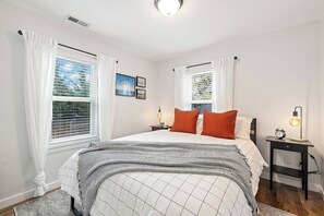 3 chambres, bureau, fer et planche à repasser, lit parapluie