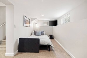 3 bedrooms, desk, iron/ironing board, travel cot - Walkable North End Home with Free Bikes (Boise)