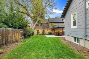 Outdoor dining - Walkable North End Home with Free Bikes (Boise)
