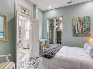 3 habitaciones, tabla de planchar con plancha, wifi y ropa de cama 