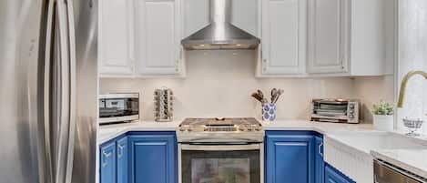 ثلاجة، ميكروويف، فرن، موقد طهي مسطح