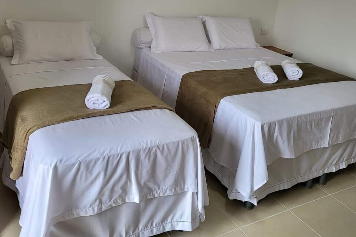 Camera con letto matrimoniale o 2 letti singoli | Postazione laptop, Wi-Fi gratuito