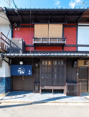 Vista frontal de la propiedad