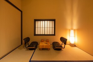 Villa Deluxe | Área de sala de estar | Televisión LCD de 21 pulgadas con canales por cable y televisión 