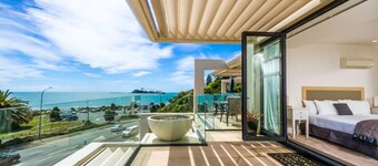 Silver Sands - Beautiful Penthouse-level Beachside Apartment