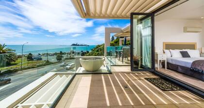 Silver Sands - Beautiful Penthouse-level Beachside Apartment