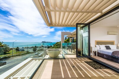Silver Sands - Beautiful Penthouse-level Beachside Apartment