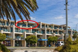 Exterior - Silver Sands - Beautiful Penthouse-level Beachside Apartment (Nelson)