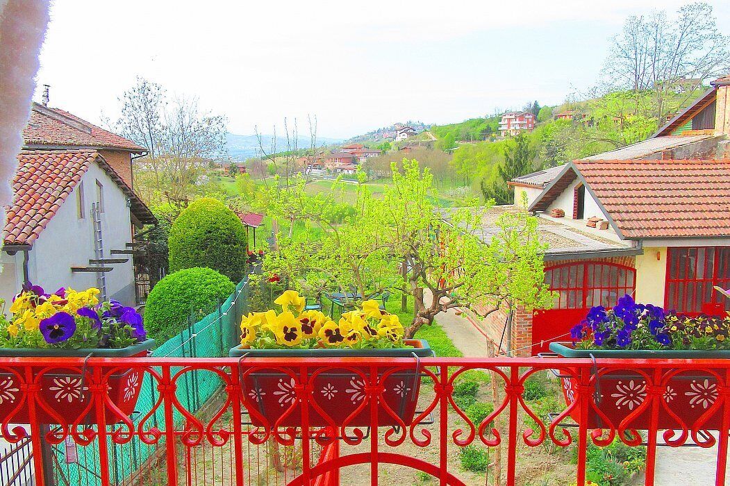 Casa Menestrello A, fully refundable with voucher*: A welcoming studio apartment situated in the Roero area of Piedmont, with Free WI-FI.