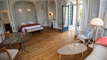 Luxe tweepersoonskamer, balkon, uitzicht op rivier | Luxe beddengoed, individueel gedecoreerd, een bureau, een laptopwerkplek