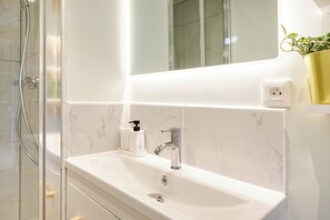 Comfort Apartment | Bathroom | Shower, rainfall showerhead, hair dryer, slippers