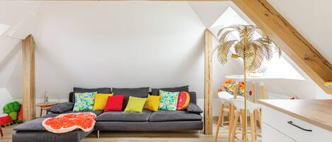 Suite studio romantique | Salle de séjour | Haut-parleurs intelligents